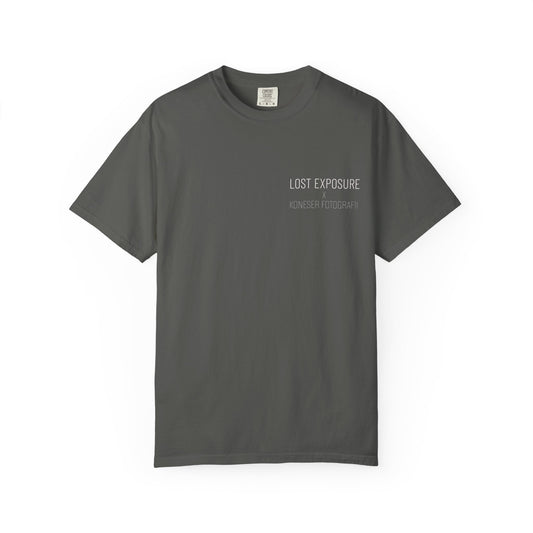Another World Graphic Tee – Koneser Fotografii × Lost Exposure